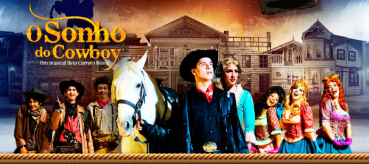 Cartaz de uma das atrações do Beto Carrero World, O Sonho do Cowboy com uma fileira de pessoas à frente de um saloon
