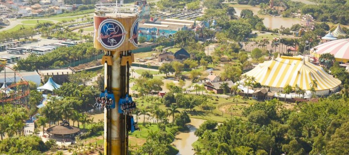 Vista aérea da torre Big Tower, uma atração do parque de diversões, Beto Carrero Wold