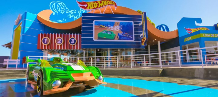 Foto da entrada da atração do Beto Carrero World som o nome de “Hot Wheels” com um carro na cor verde todo estilizado