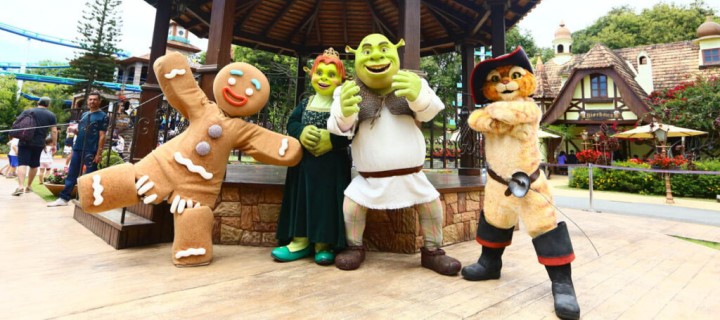 Foto a céu aberto, no meio de uma praça, dos personagens da animação Shrek da atração Beto Carrero World
