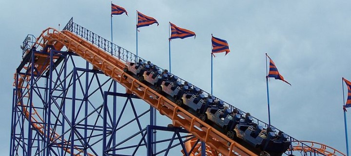 foto de um carrinho de montanha russa subindo até o topo. Atração turística do parque de diversões Beto Carrero World